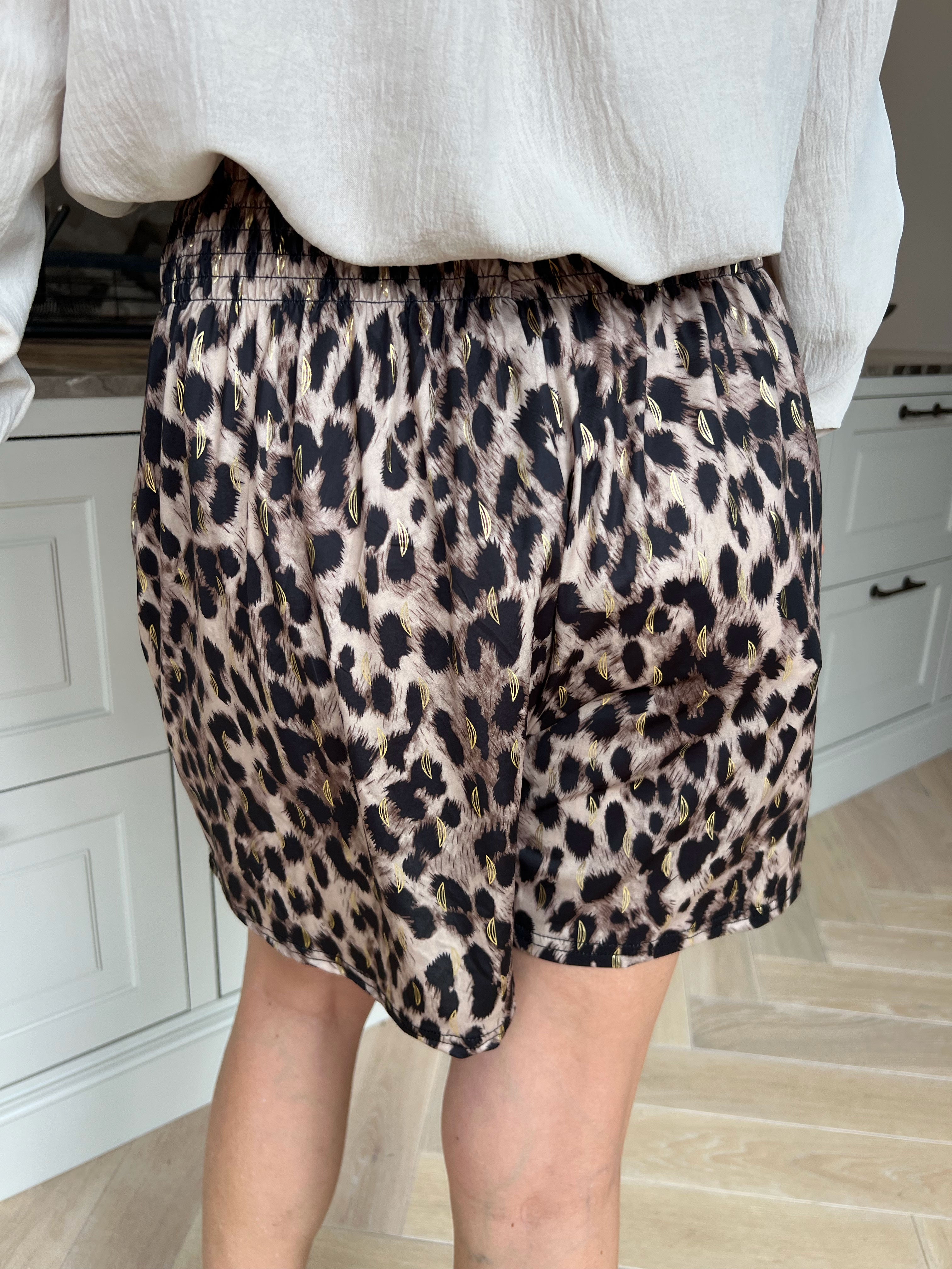 Pams Leo Shorts - Elastiske shorts med leopardprint og gulddetaljer